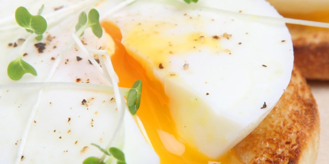 Uovo in camicia: ricetta, trucchi e consigli pratici | TuttoSulleGalline.it