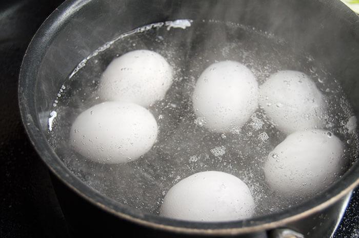 Uova sode a caldo durante la fase di bollitura