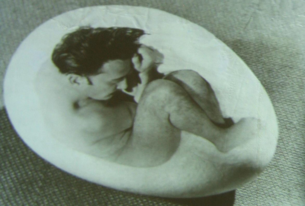 Dalì in un uovo (1942) - Philippe Halsman | TuttoSulleGalline.it