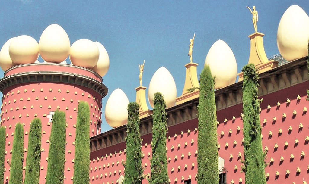 Casa Teatro-Museo di Figueres, con le uova a decorazione del cornicione
