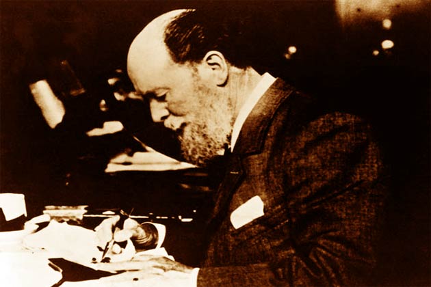 Peter Carl Fabergé nel suo studio agli inizi del 1900