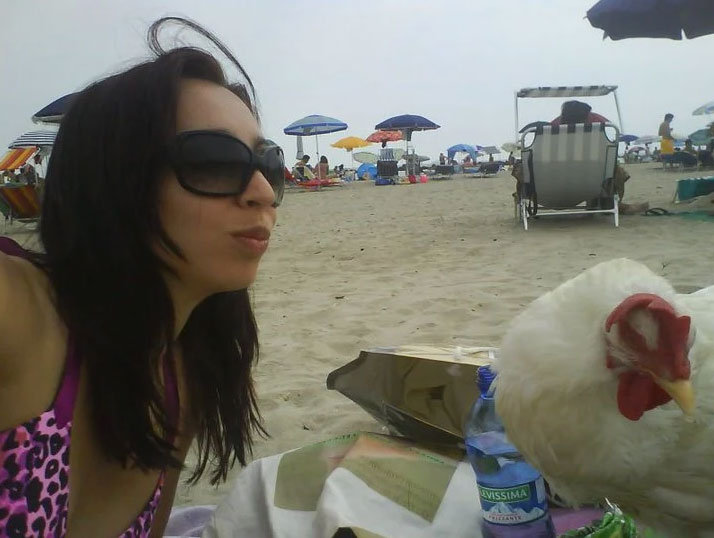 Simona la Vegana con una delle sue galline insieme al mare | TuttoSulleGalline.it