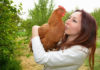 Simona La Vegana con in braccio una delle sue galline | TuttoSulleGalline.it