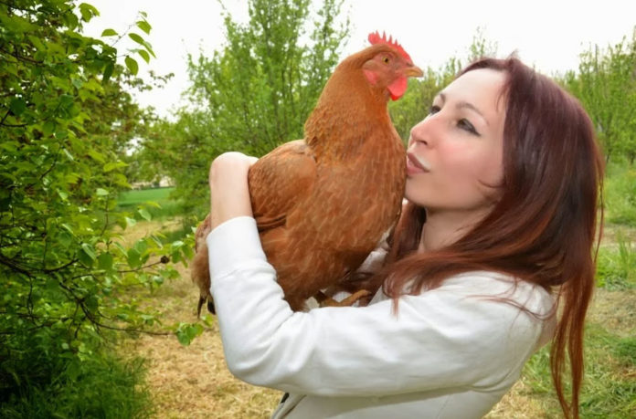 Simona La Vegana con in braccio una delle sue galline | TuttoSulleGalline.it