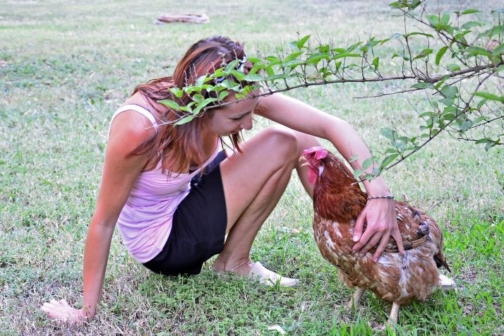 Simona con una delle sue galline | TuttoSulleGalline.it