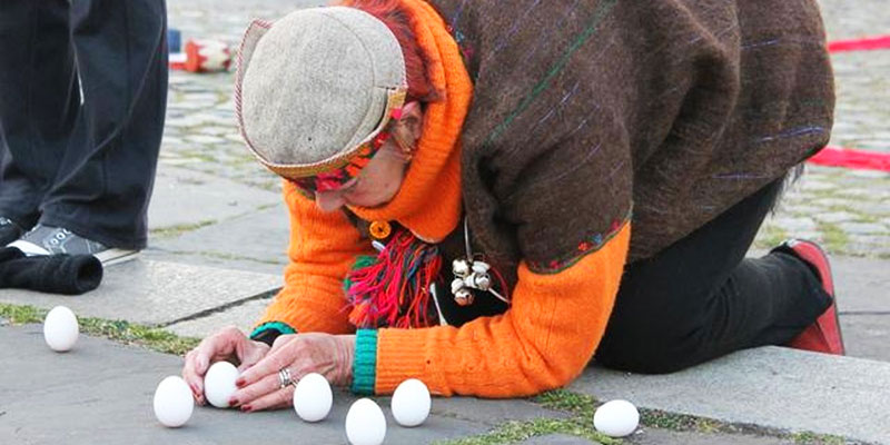 Mama Donna Henes che si cimenta in un egg balance durante uno dei suoi eventi a New York City