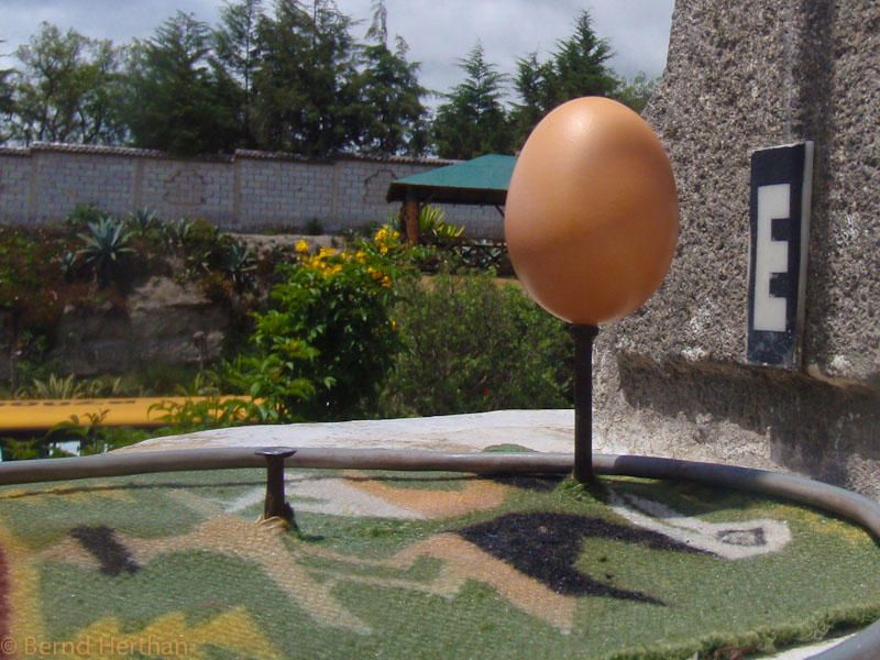 Egg balance, uovo in equilibrio su un chiodo lungo la linea dell'equatore