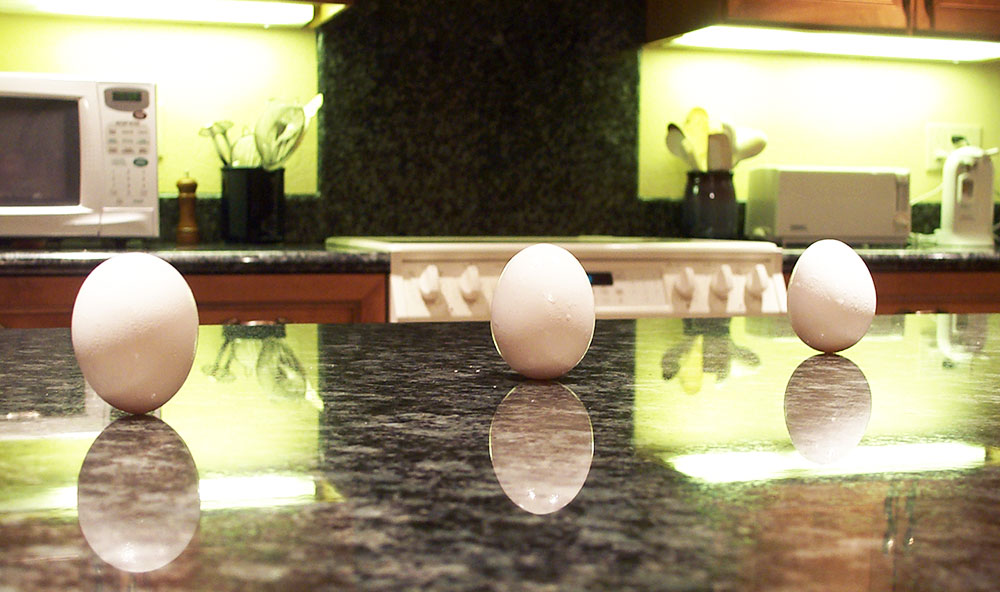 Egg Balancing, uova posizionate in verticale e che restano in equilibro