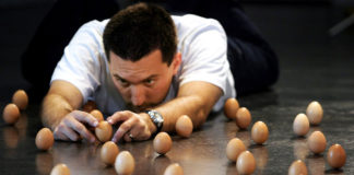Egg Balancing, l’arte di posizionare le uova in verticale | TuttoSulleGalline.it