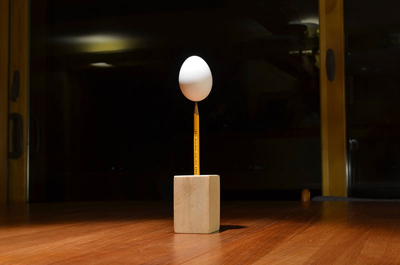 Egg balance estremo: uovo in equilibrio verticale sulla punta di una matita