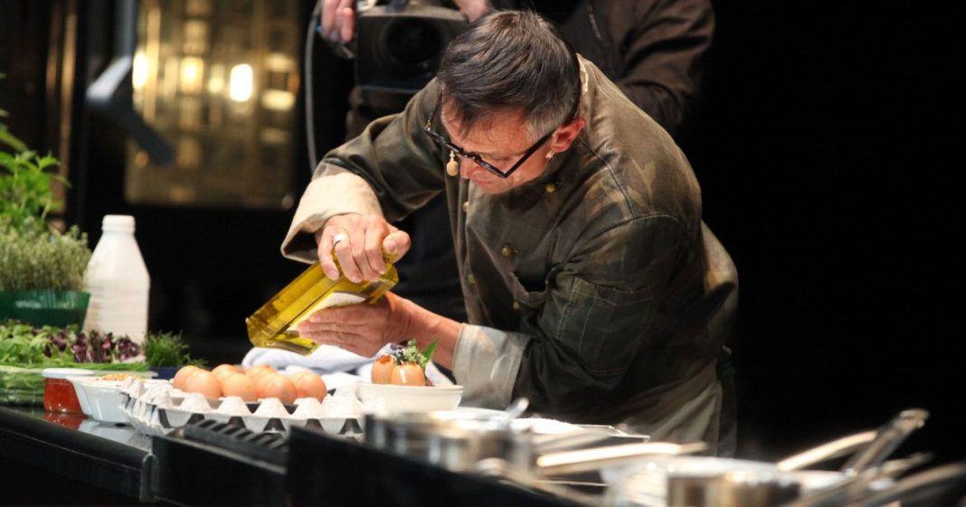 Lo Chef Bruno Barbieri durante la preparazione delle uova in cocotte.