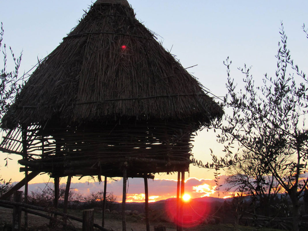 Il pollaio medievale su palafitta al tramonto