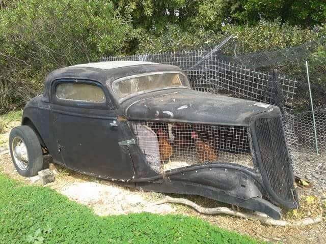 Auto d'epoca con un pollaio al posto del motore