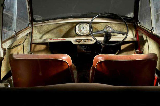 L'interno della Austin Mini Se7en De Luxe Saloon del 1959 ritrovata in un pollaio