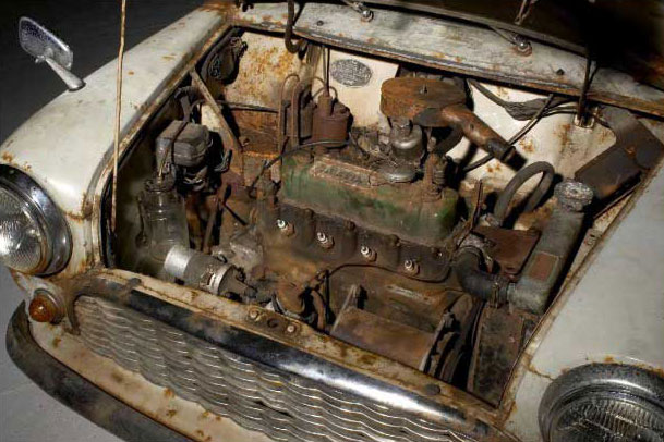 Motore della mini d'epoca del 1959 ritrovata in un pollaio