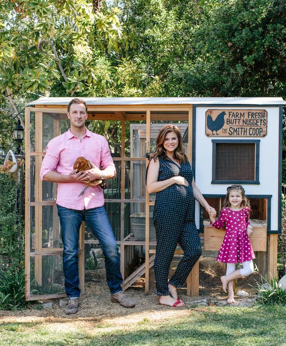 Tiffani Thiessen con la famiglia davanti al pollaio e con le galline