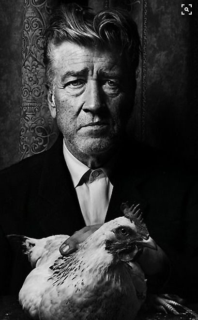 David Lynch ritratto con in braccio una gallina