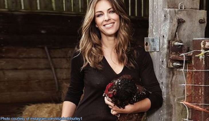 Elizabeth Hurley con in braccio una delle sue galline