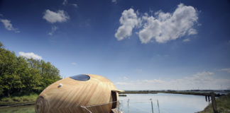 L'esperimento abitativo Exbury Egg: la mini casa galleggiante a forma d'uovo | Tuttosullegalline.it