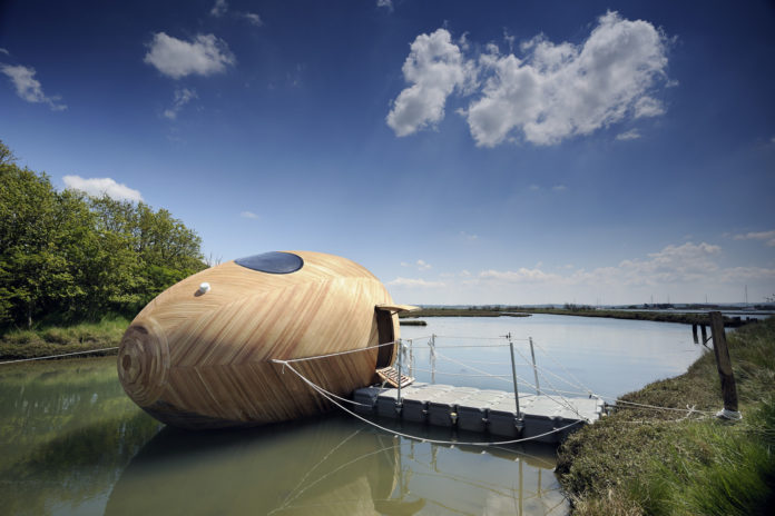 L'esperimento abitativo Exbury Egg: la mini casa galleggiante a forma d'uovo | Tuttosullegalline.it