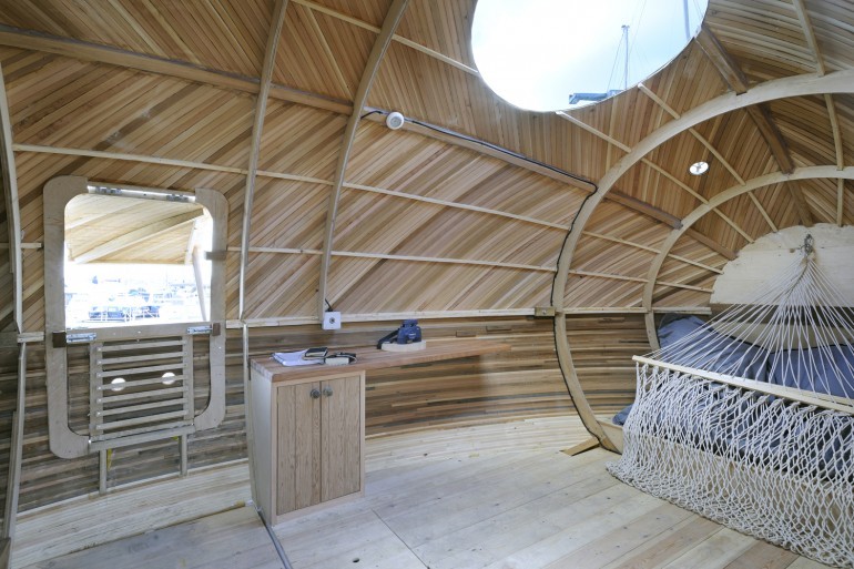 L'interno dell'exbury Egg (mini casa galleggiante a forma di uovo): lo studio e la finestra sul fiume