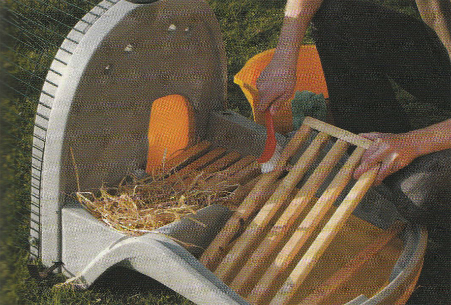 mini pollaio da giardino con cassetta in plastica (listelli in legno)