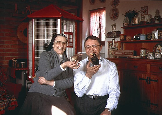 1991 - Elio Corti (con il merlo indiano Memè) e Suor Maddalena Longoni (con il piccione Careca).