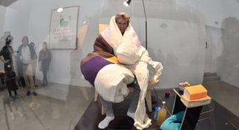 L’uomo-gallina che cova le uova: la performance “Egg” di Abraham Poincheval