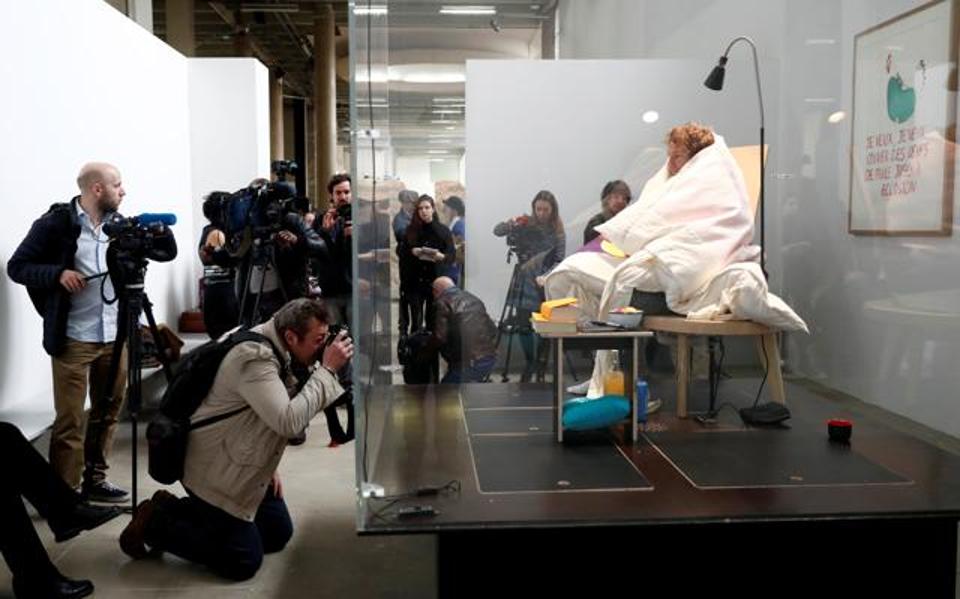 La performance di Abraham Poincheval al Palais de Tokyo di Parigi (Paris Modern Art)