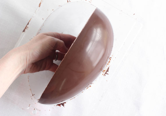 Estrazione dei semi-gusci di cioccolato dagli stampi
