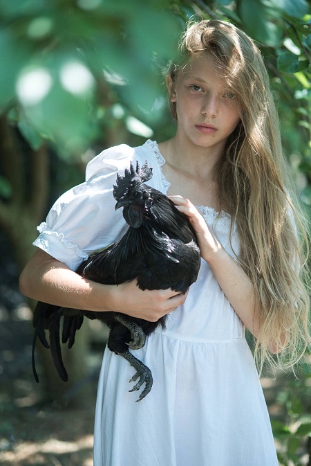 Foto Moda - bambina con gallina ornamentale cimani