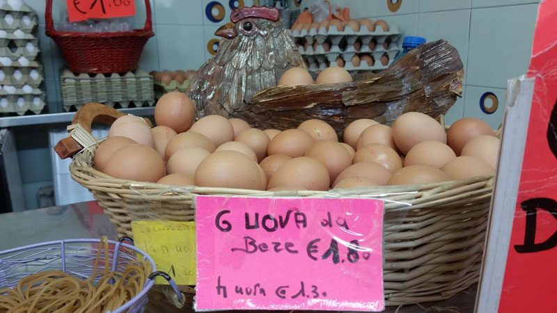 Le uova da bere biologiche al banco Giomi