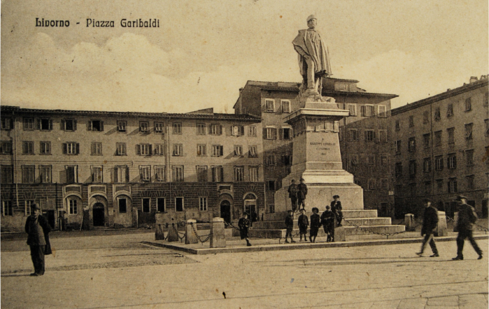 Cartolina della storica Piazza Garibaldi di Livorno (anno 1905 circa).