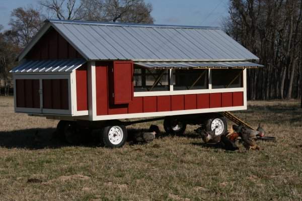 Pollaio mobile (chicken tractor) a villetta verniciato in stile fienile rosso