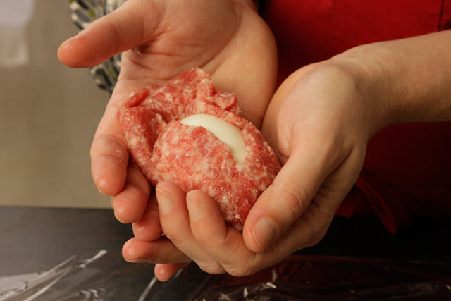 Preparazione a mano delle Scotch Eggs