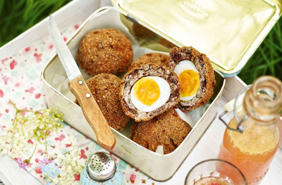 Pic Nic con Scotch Eggs con black pudding nell'impasto