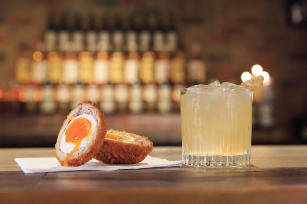 Aperitivo happy hour con Scotch Eggs e drink di accompagnamento