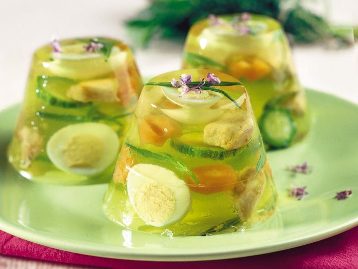 Esempio di aspic salati con uova sode zucchini, carote e cavolfiore sottaceto