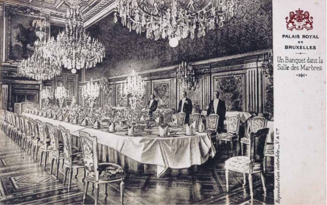 Cartolina postale di una tavola imbandita nella Salle des Marbres du Palais Royal de Bruxelles (1880 circa) in cui l'aspic era immancabile