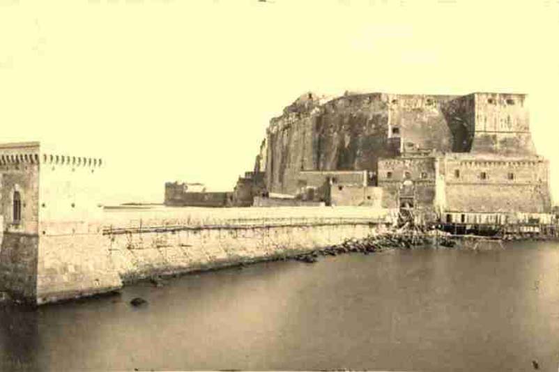 Castel dell'Ovo (Napoli) in un'immagine di fine '800