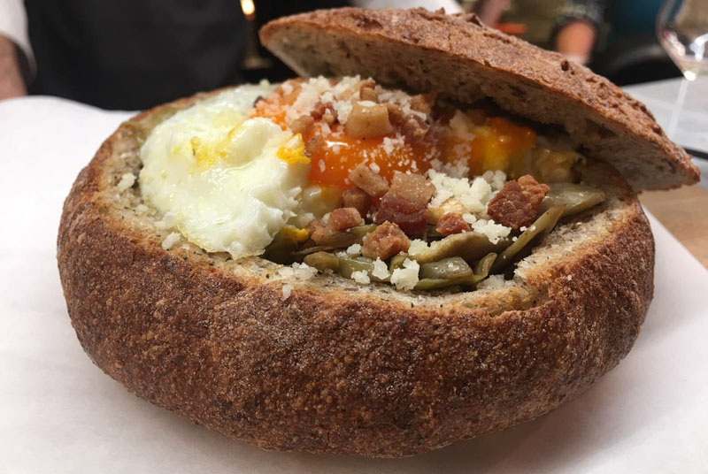 Paniere di pane con l'occhio di bue, Eggs, Roma