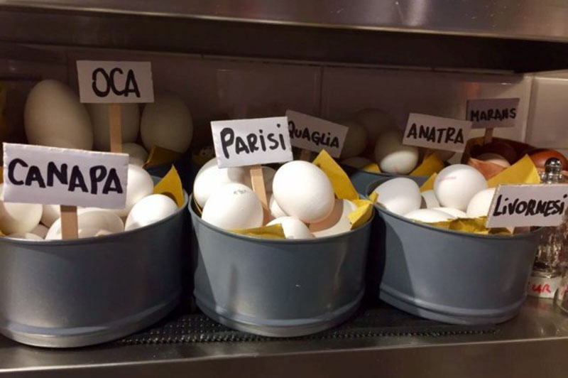 Uova speciali nella cucina di Eggs, Roma