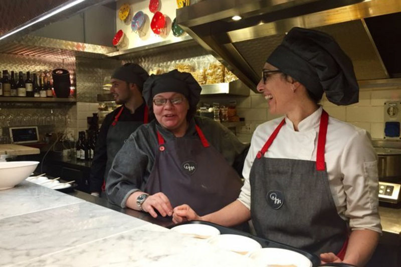 Chef Barbara Agosti e lo staff nel giorno dell'inaugurazione di Eggs