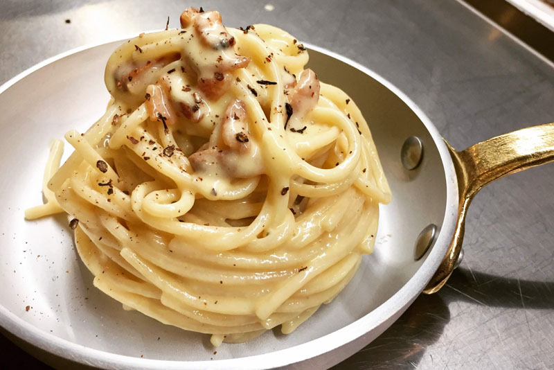 Una delle carbonare della carta delle carbonara del bistrot Eggs di Roma