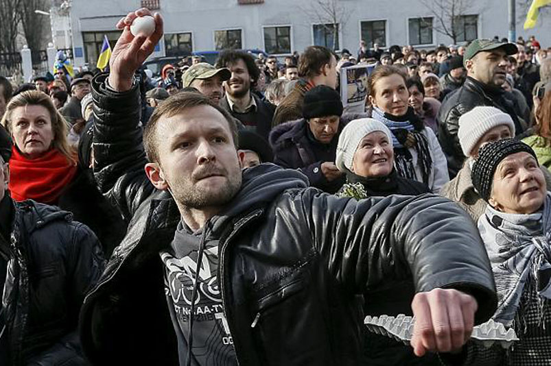 L’ambasciata russa a Kiev contestata dalla rabbia dei manifestanti che chiedono la liberazione della pilota ucraina Nadiya Savchenko (2016)