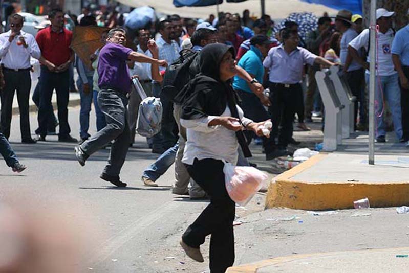 Lancio di uova contro il Governo da parte degli insegnanti di Oaxaca, Messico (2016)