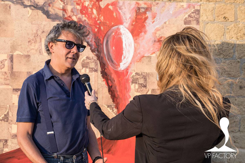 Gennaro Regina durante un'estemporanea della galleria d'arte Voyage Pittoresque Factory di Napoli.