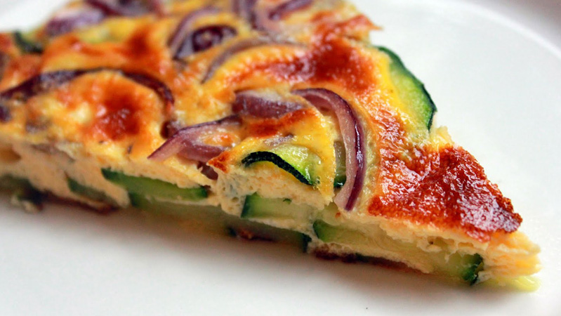 Frittata soffice di zucchini e cipolla rossa di Tropea (frittata estiva)