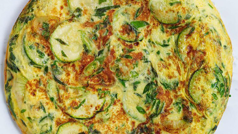 Frittata sottile di zucchini e cipollotto bianco con basilico (frittata estiva)