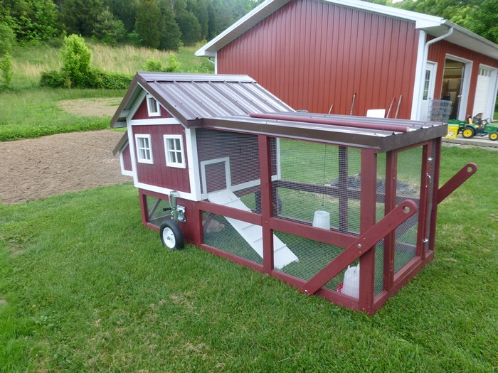 Chicken tractor, pollaio mobile con ruote americano